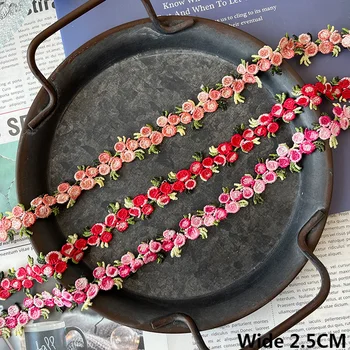 2.5CM széles gyönyörű színes poliészter hímzés virágos csipke szövet rojtos szalag ruha gallér fejfedő DIY varró dekoráció