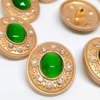 Nagy ovális fém zöld gyöngygombok ruházathoz Varró kiegészítők Luxus strasszos arany gombkészítő Varrófogalom ruházat DIY