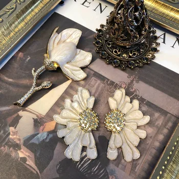 Vintage Európa és az Egyesült Államok Elegáns gyönyörű középkori fehér háromdimenziós virág ezüst tű bross fülbevaló